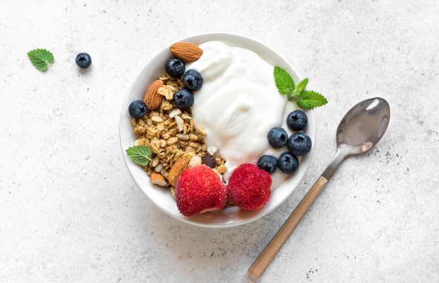 bol de desayuno con yogur y fruta